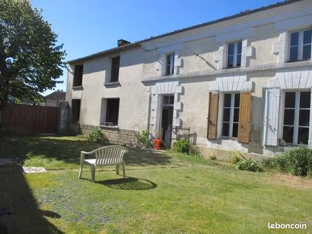 un ancien corps de ferme de 230m2 comprenant une maison d'habitation de 11 pièces  5 ou 6 