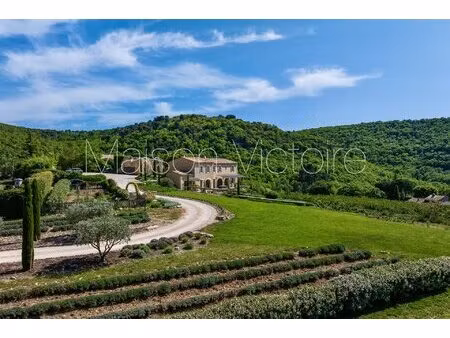 propriété avec jardin  vue panoramique  piscine et ruine.