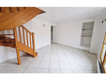location appartement  m² t-3 à rozay-en-brie  815 €
