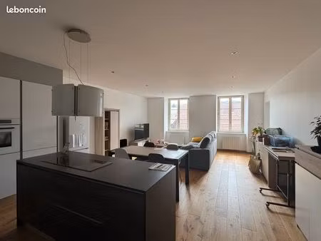 • à louer t3 meublé 2 chambres – belle pièce de vie – mouthe