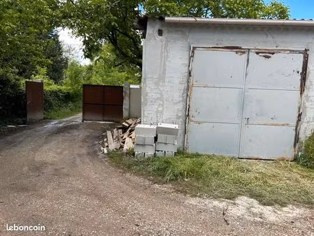 entrepôt /hangars avec cours fermée