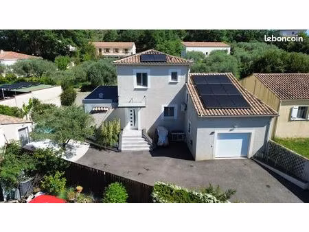 villa moderne tout confort avec piscine et prestations de qualité