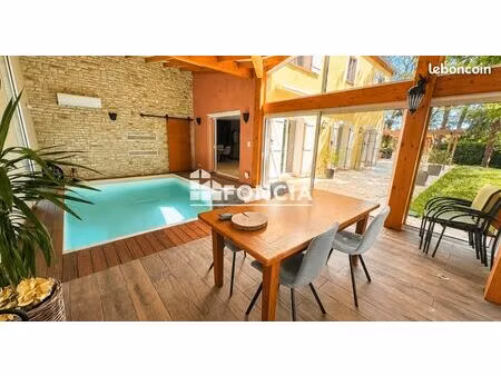 a vendre maison familiale 6 pieces avec piscine interieure sur parcelle arboree de 2774m2