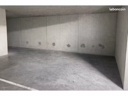 très grande place de parking sous sol fermé