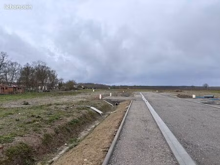 terrain viabilisé 627m² centre village labastidette
