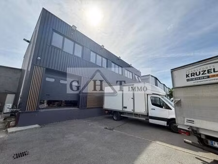 entrepôt-bureaux à vendre de 3 000 m2 à vendre !