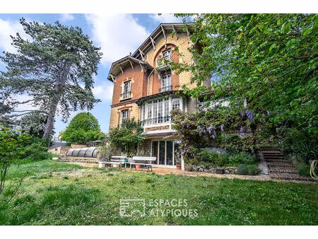 villa avec vue  piscine et parc arboré  dépendances et maison de gardien