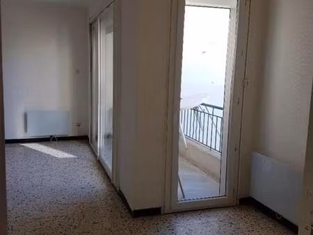 dans petit immeuble proche du centre ville