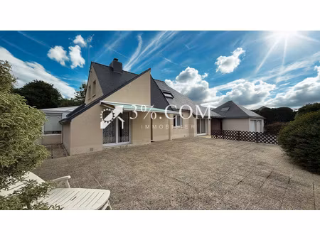 contemporaine sur un magnifique et grand terrain.