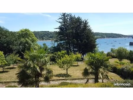 maison bord et vue mer