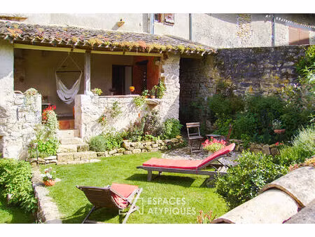 maison au charme pittoresque et son jardin bucolique