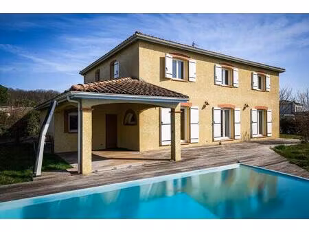 ravissante villa avec piscine  quartier résidentiel