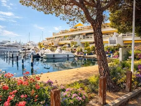 marina de 63 m2 de t3 en rdc avec terrasse et appontement direct au bateau