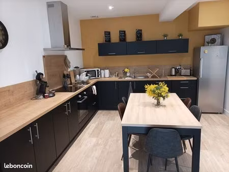 belle chambre en centre ville dans un grand appartement
