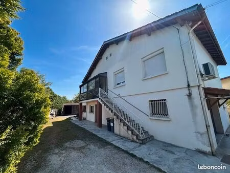 grande maison avec garage  implantée sur un beau jardin  comprenant un appentis fermé