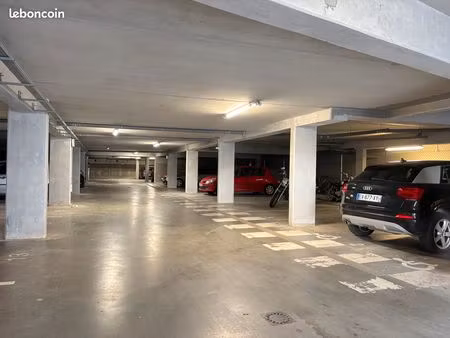 grande place de stationnement (pmr) dans parking souterrain sécurisé 5’ tram a