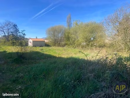 terrain 1000 m² laruscade