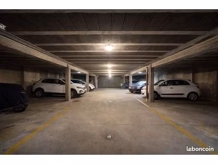5 places de stationnement en sous-sol d'une résidence à béziers