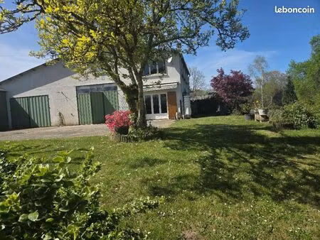 jolie maison et grandes dépendances