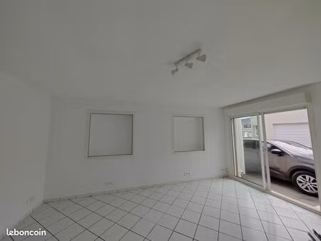 location bureau local 22m2(point d eau climatisation fibre place parking attribuée) accès 