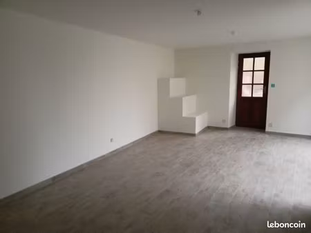 local 32m + courette 13 m2