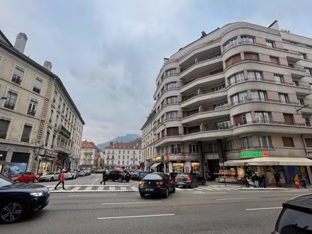 50m place étoile café 105m quartier dynamique 13mlineaires de vitrines licence 4 bel empla