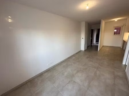 t2 avec balcon et parking à cenon