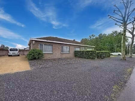 te renoveren gelijkvloerse woning met 3 slaapkamers op ruim perceel.