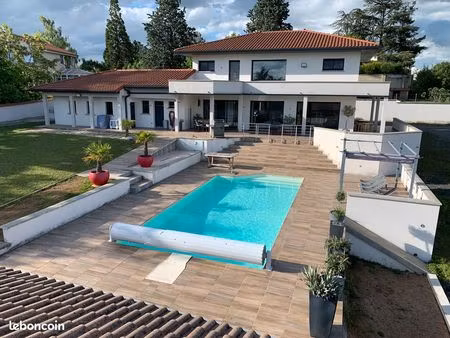maison contemporaine sur les hauteurs de saint-galmier