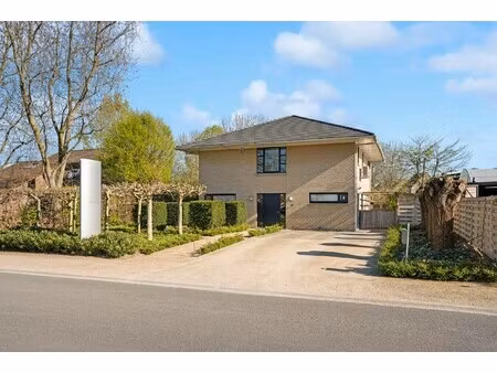 villa te koop met vier slaapkamers nabij centrum waregem