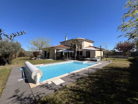 belle maison recente avec piscine