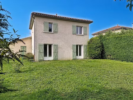 maison individuelle   96m2 sur terrain 384m2  trois chambres  un bureau  un garage.