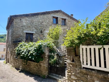maison de village en pierre avec extérieur région dieulefit