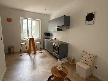 à louer – charmant t2 rénové – centre-ville de rochefort