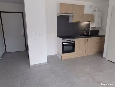 a louer lumineux appartement t2 de 46 m² neuf avec balcon et 2 places de parking situé à m