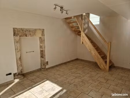 maison à louer . urcay . 400
