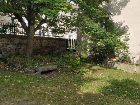 vends maison et corps de ferme en plein village