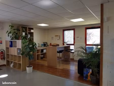 bureaux + hall d'accueil