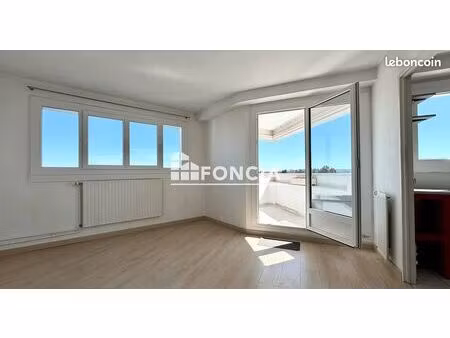 t2 en dernier étage avec balcon et vue dégagée