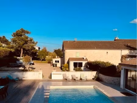 maison mitoyenne avec piscine et parking privé entièrement clôturé