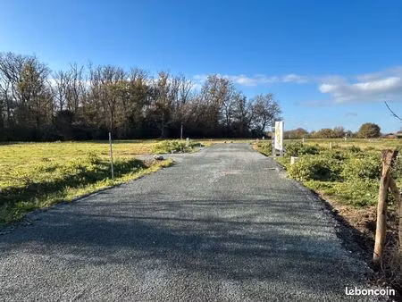 terrain 574 m² tierce