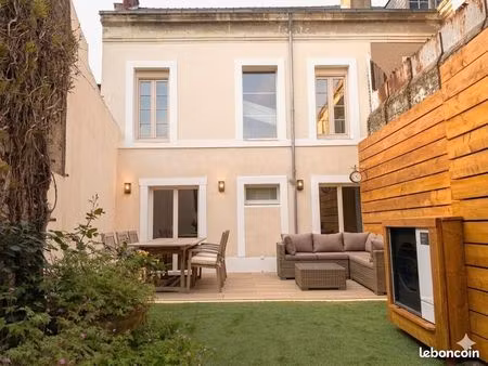 maison bourgeoise plein coeur de ville face à la loire