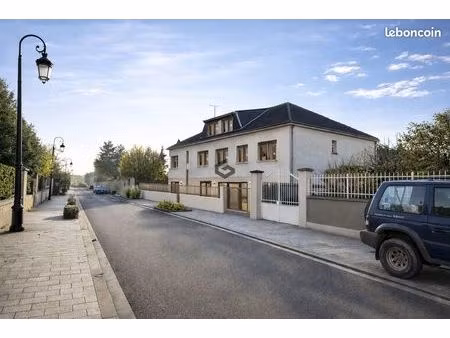 appartement 1 pièce 111 m²