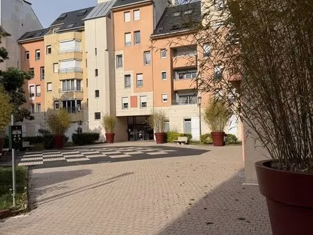 local 72 m² épernay