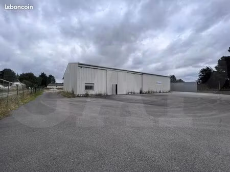 local 885 m²
