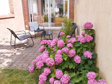pour personnes seules  de l'espace  du confort et un jardin