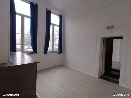 dans une maison de maître : 2 pièces à louer en rdc pour usage professionnel  par exemple 