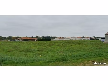 terrain 855 m² maringues