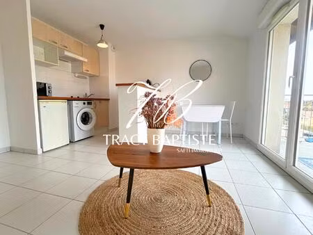 appartement meublé avec balcon et stationnement  proche commodités à pied