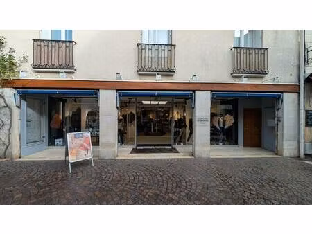 belle boutique sur un emplacement n°1 bis